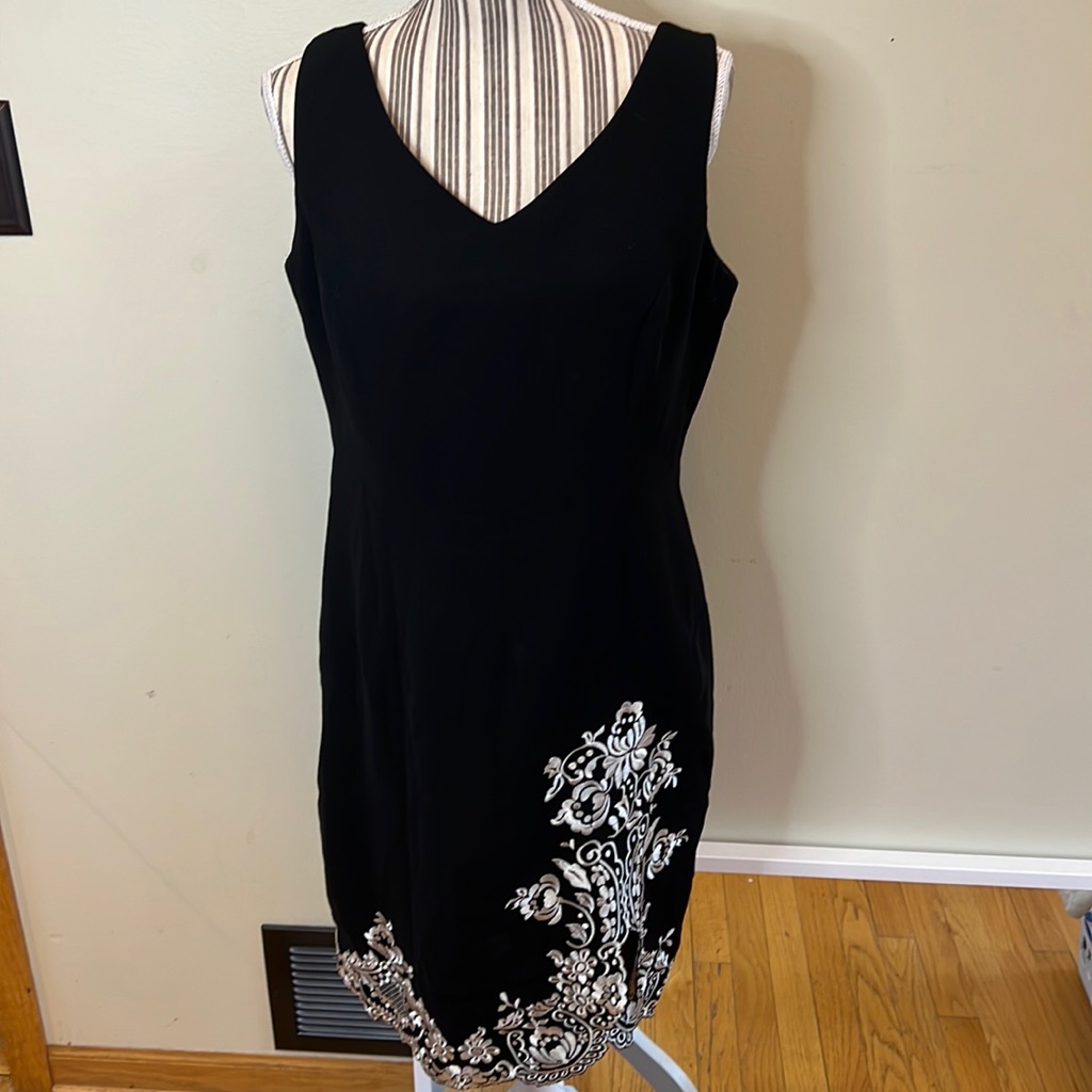 Studio I Embroidered Skirt Design Sheath Dress With Front Slit, Size 10